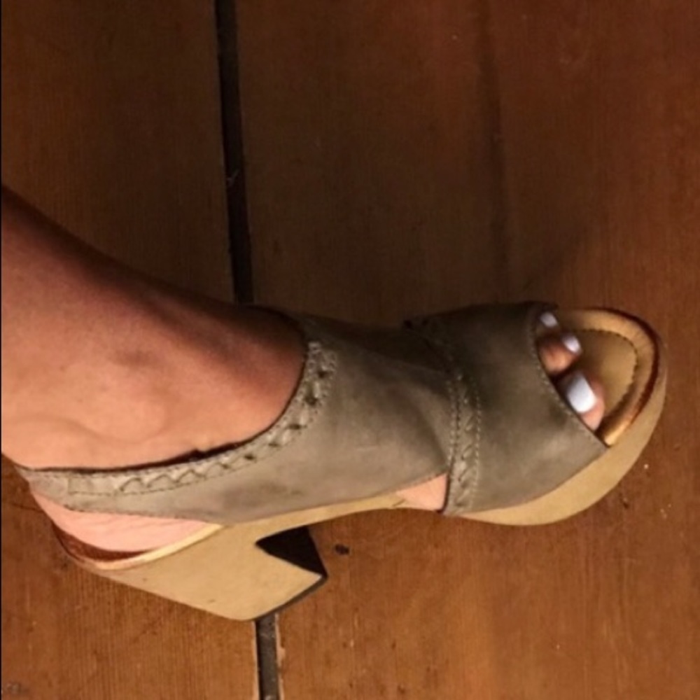 Platform peep toe sandals